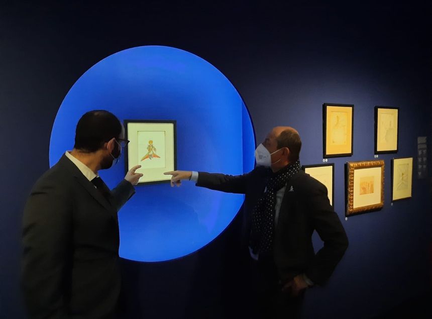Exposé pour la première fois au monde, le portrait du Petit Prince en habit de majesté, cette aquarelle de 1942 issue d’une collection privée est “la Joconde du XXe siècle” pour Thomas Rivière et Olivier d’Agay, héritiers d’Antoine de Saint-Exupéry.