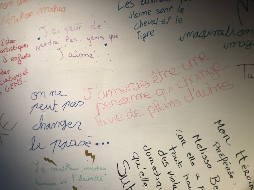 Les jeunes de la classe départ apprennent aussi l'écriture, ou comment s'exprimer, se raconter, par les mots.