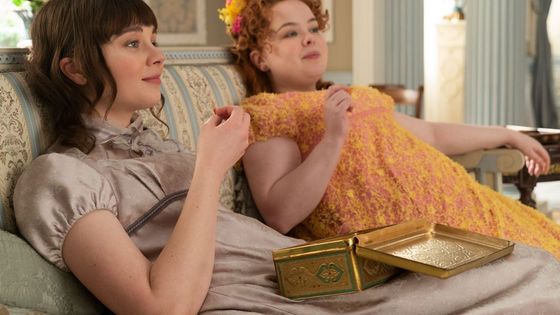 Eloïse Bridgerton (Claudia Jessie Peyton) et Pénélope Featherington (Nicola Coughlan) dans la série "Les Chroniques de Bridgerton" sur Netflix. - Creative Commons