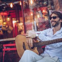 Guitariste à la terrasse d'un café