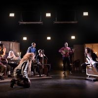 Les comédiens de la Comédie-Française dans le spectacle "D'où rayonne la nuit".