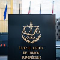 Emblème de la Cour de Justice de l'Union Européenne, dans l'Europaviertel sur le Kirchberg, Luxembourg, juin 2019