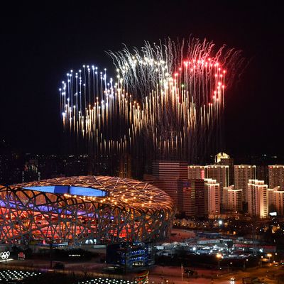 Des feux d'artifice en forme d'anneaux olympiques explosent au-dessus du stade du Nid d'oiseau, à Pékin, le 4 février 2022.