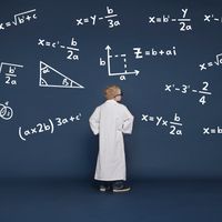 Garçon devant des équations mathématiques
