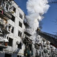 Un immeuble bombardé dans l'est de l'Ukraine