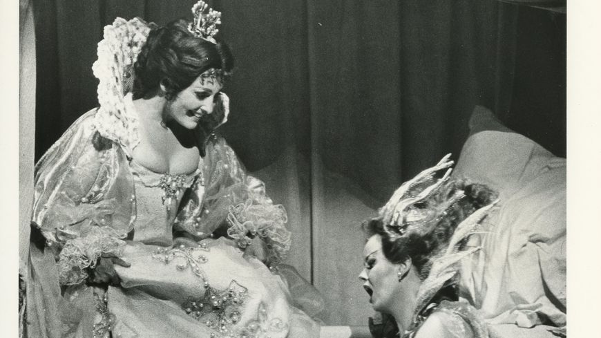 Frederica von Stade (Cendrillon) et Ruth Welting (la Fée) dans la mise en scène de Brian MacDonald