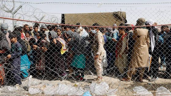 Les personnes déplacées à l'intérieur du pays reçoivent une aide alimentaire distribuée par l'ambassade de Turquie à Kaboul, en Afghanistan, le 30 octobre 2021. ©Maxppp - STRINGER/EPA