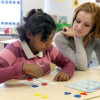 Une enfant handicapée travaille sous forme de jeu le 04 septembre 2007 au collège du docteur Schnaffer à Roost-Warendin, près de Douai