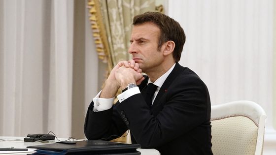 Ce lundi, Emmanuel Macron rencontre le président russe Vladimir Poutine à Moscou ©AFP - Russian Presidential Press Offic / Sputnik