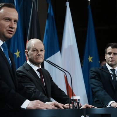 Le président polonais Andrzej Duda, le chancelier allemand Olaf Scholz et Emmanuel Macron lors d'une conférence de presse le 8 février 2022 à Berlin