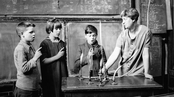 Une enseignante apprend à parler à des sourds grâce à la technique d'une flamme située sur un bec Bunsen. ©Getty - Photo by Keystone-France/Gamma-Rapho via Getty Images