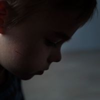 En France, un enfant tous les cinq jours meurt sous les coups de ses parents