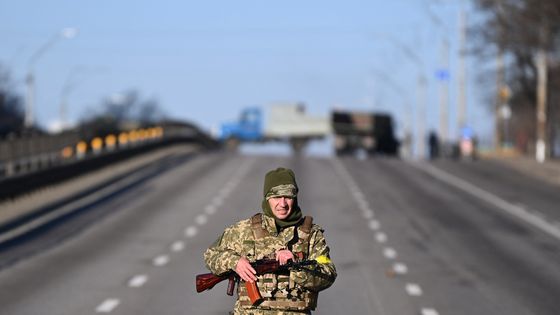 Un soldat ukrainien près de Kiev le samedi 26 février ©AFP - DANIEL LEAL