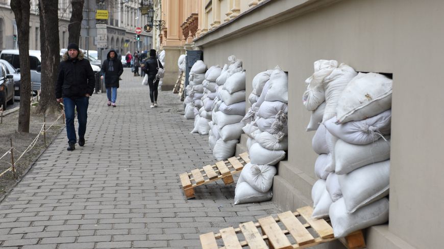 Les fenêtres du plus grand musée des beaux-arts d’Ukraine, la galerie nationale d’art de Lviv, protégées avec des sacs de sable, le 7 mars 2022.