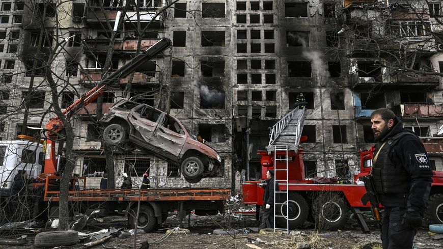 Une voiture déplacée après un bombardement à Obolon, district de Kiev le 14 mars