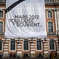 Façade de la mairie de Toulouse en mémoire des victimes tuées lors des attentats de Mohammed Merah.