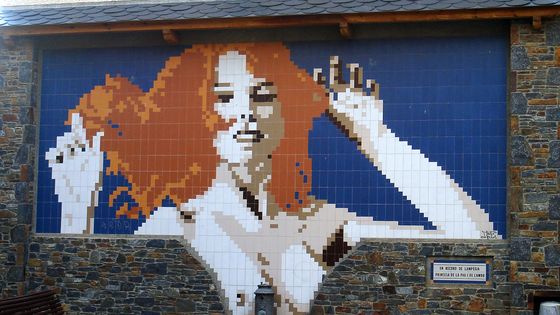 Mosaïque représentant Lampegia à Llívia (Catalogne). Juin 2006, sur la place de Llivia - Wikimedia Commons