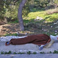 Une personne qui dort dehors