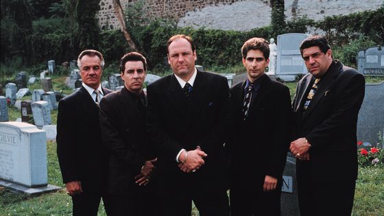 Tony Soprano (James Gandolfini) au centre de son gang, dans "les Soprano" ©Getty - Hulton Archive