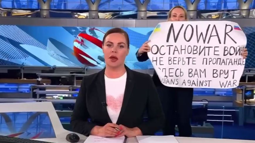 Marina Ovsiannikova brandit une pancarte dénonçant l’intervention militaire russe en Ukraine, pendant le journal télévisé de la chaîne publique de Russie, Pervy Kanal, le 14 mars 202