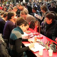 Les autrices et auteurs de bande dessinée seront désormais rémunérés par un forfait de 226 euros pour leurs séances de dédicaces dans une dizaine de festival. Photo prise au stand Glénat le 3 février 2013 au Festival international d’Angoulême.