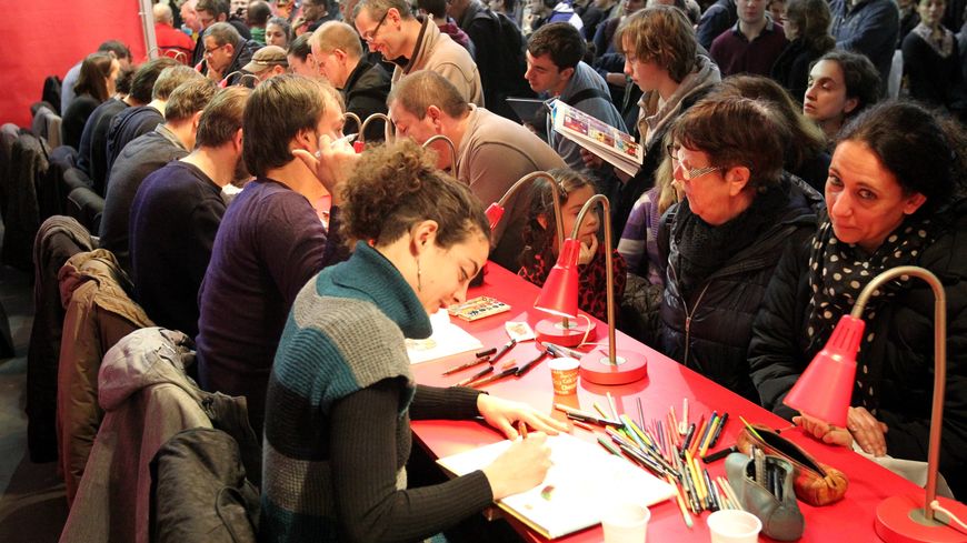 Les autrices et auteurs de bande dessinée seront désormais rémunérés par un forfait de 226 euros pour leurs séances de dédicaces dans une dizaine de festival. Photo prise au stand Glénat le 3 février 2013 au Festival international d’Angoulême.