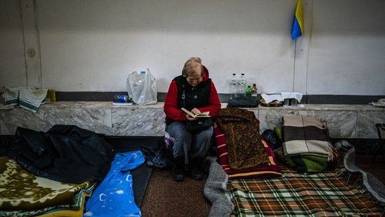A Kyiv, certains se réfugient dans des sous-sols, comme Daria, d'autres sont dans le métro. ©AFP - Dimitar DILKOFF / STF