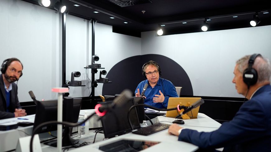 Emmanuel laurentin, entouré de Frédéric Ramel et Jean-Marie Guéhenno, le 15 mars 2022