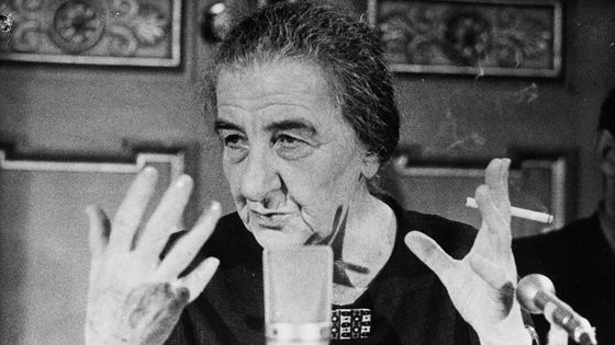 Golda Meir le 7 juin 1971 à une conférence de presse lors de son voyage officiel à Stockholm. ©Getty - Central Press