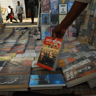 NEW DELHI, INDE - Juin 2010. Image du livre "Mein Kampf" devenu populaire à travers tout le pays.
