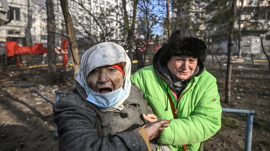 La détresse de deux femmes après que leur immeuble ait été bombardé