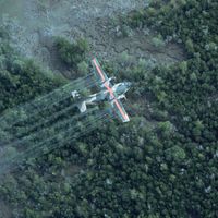 Avion pulvérisant l'Agent Orange pendant la guerre du Vietnam