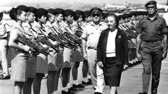 Revue des troupes féminine par le Premier ministre Golda Meir à Tel Aviv, le 22 octobre 1970. ©Getty - KEYSTONE-FRANCE/Gamma-Rapho