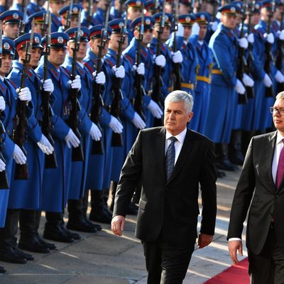Le président serbe Aleksandar Vucic reçoit le dirigeant bosniaque Dragan Covic à Belgrade en 2017