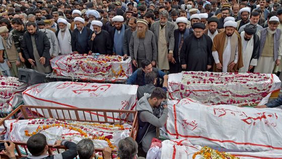 Victimes de l'explosion d'une bombe lors d'un attentat suicide dans une mosquée chiite de Peshawar ©AFP - Abdul MAJEED