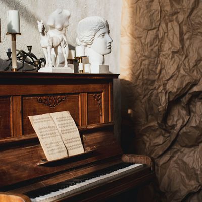 Piano, partition et bustes