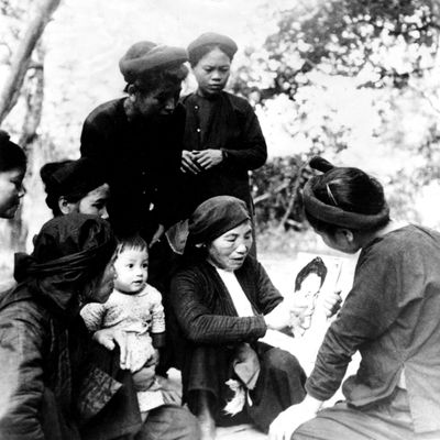 1953, un groupe de vietnamiennes commentant la photo d'Henri Martin