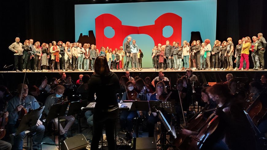 Sur 400 participants, la grande majorité des artistes sur le plateau et en coulisses sont amateurs.