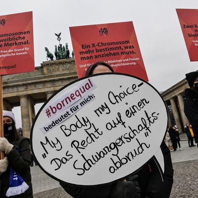 Une manifestation pro avortement devant la porte de Brandebourg à Berlin le 25 novembre 2021