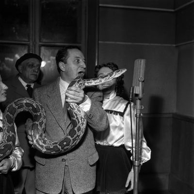 Serge alias Maurice Féaudierre, animateur de l'émission radiophonique "Les gens du voyage", 1955