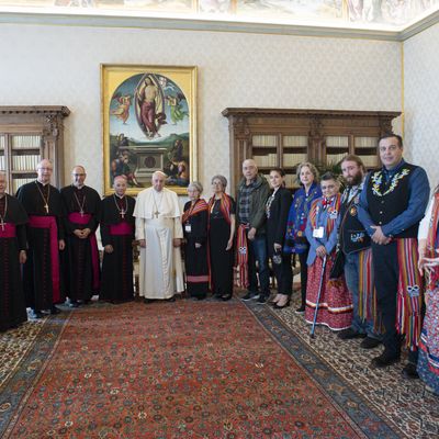 Le pape François entouré de représentants de la communauté Métis