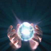 Des mains tenant une boule de lumière