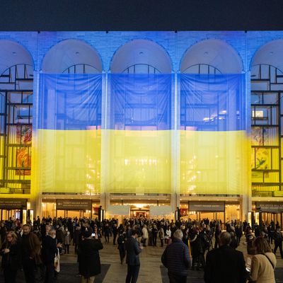 La façade du Metropolitan Opera illuminée aux couleurs du drapeau ukrainien, le 14 mars 2022, pour un "Concert pour l'Ukraine"