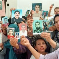 2/09/1998, des familles victimes du terrorisme organisent une manifestation chaque semaine à Alger