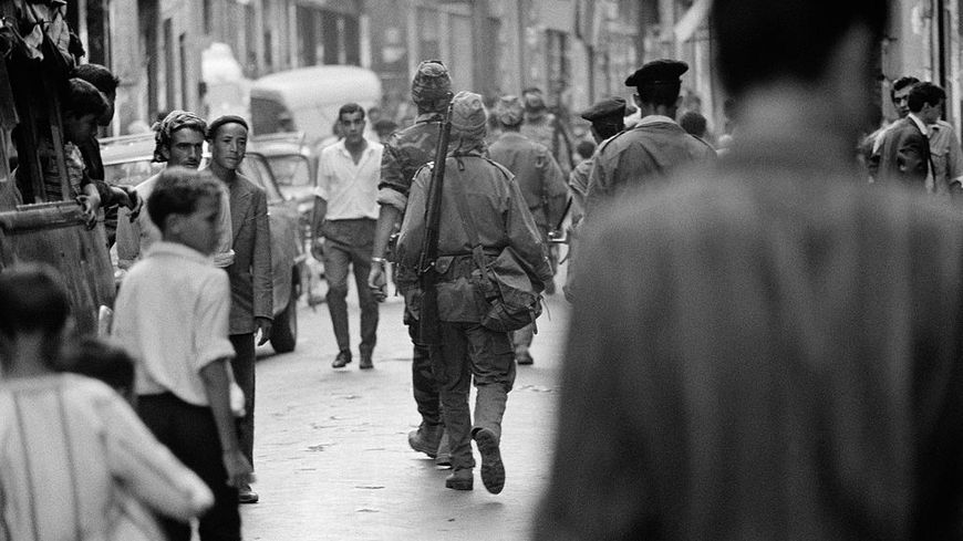 Deux mois après l'indépendance, le 5 septembre 1962, des soldats de l'Armée de libération nationale patrouillant toujours dans le quotidien des rues d'Alger.