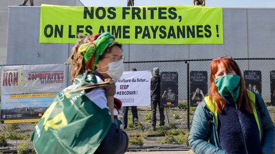 Frameries, avril 2021: le comité citoyen La Nature sans Friture s'oppose à l'extension de Clarebout. ©Maxppp - JULIEN WARNAND