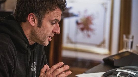 E. Macron revêtu d'un sweat-shirt du commando Parachutiste de l'Air CPA 10 ce dimanche à l'Elysée. - Instagram ©Soazig de la Moissonnière