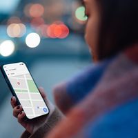 Une femme utilisant un GPS sur son smartphone à Londres.