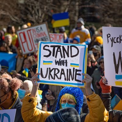 À New-York, le 27 février dernier, des centaines de personnes se sont rassemblées pour dénoncer l'invasion russe et montrer leur soutien à l'Ukraine.