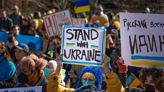 À New-York, le 27 février dernier, des centaines de personnes se sont rassemblées pour dénoncer l'invasion russe et montrer leur soutien à l'Ukraine. ©Getty - Michael Nigro / Pacific Press